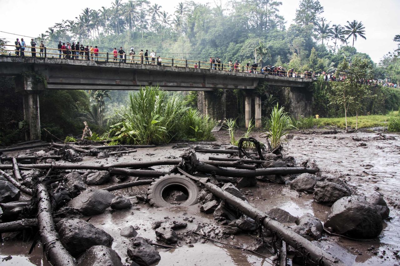 People gather to look at ash and debris from the eruption on the river Yeh Sah on November 27,  in Bali, Indonesia.