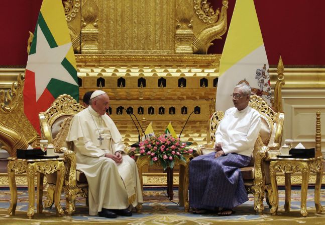 The Pope speaks with President Htin Kyaw during their meeting at the presidential palace in Naypyidaw on November 28.