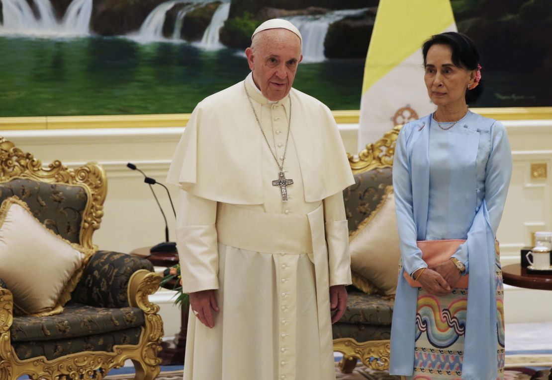 Pope Francis (L) stands with Myanmar's civilian leader Aung San Suu Kyi (R) during their meeting in Naypyidaw on November 28, 2017.
