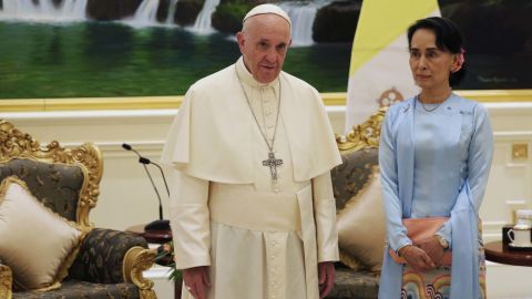 Pope Francis (L) stands with Myanmar's civilian leader Aung San Suu Kyi (R) during their meeting in Naypyidaw on November 28, 2017.