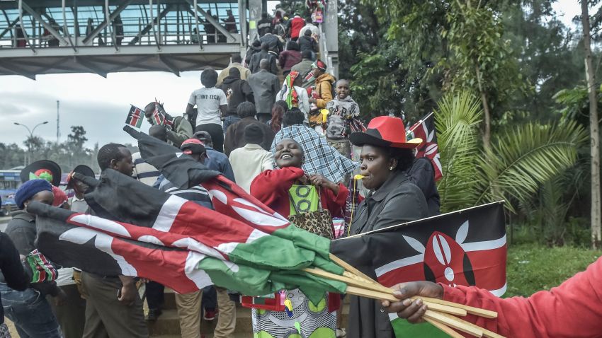 Hawkers and member of the public gather outside the Kasarani Stadium on November 28, 2017 to attend the inauguration ceremony of Kenyan President. / AFP PHOTO / SIMON MAINA        (Photo credit should read SIMON MAINA/AFP/Getty Images)