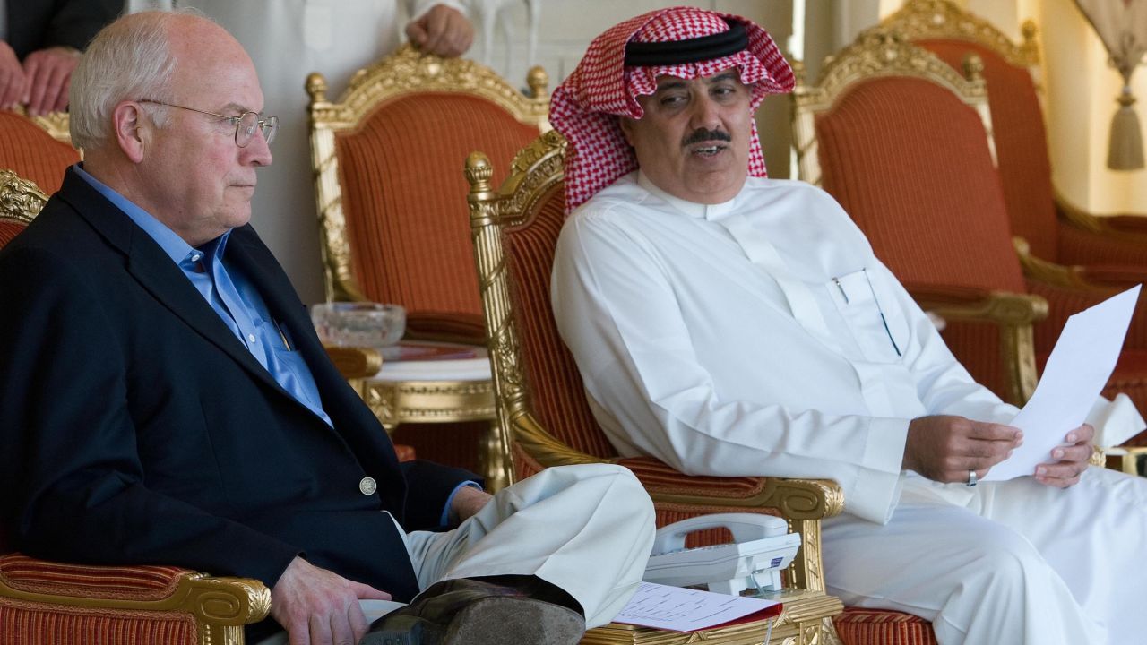 Former US Vice President Dick Cheney (L) meets with Prince Miteb bin Abdullah in March 2008 in Riyadh.