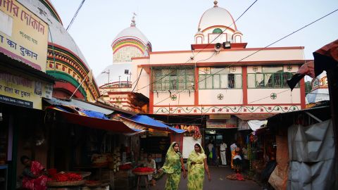  Kalighat Kali Temple is Kolkata's oldest Hindu pilgrimage site. 