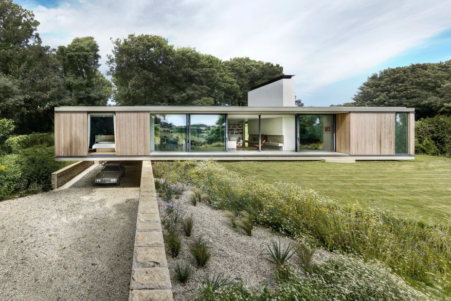 Deep in the Dorset countryside, Strom Architects built this one leveled house in place of a former bungalow that had sat on the same site since the early 1900s. 