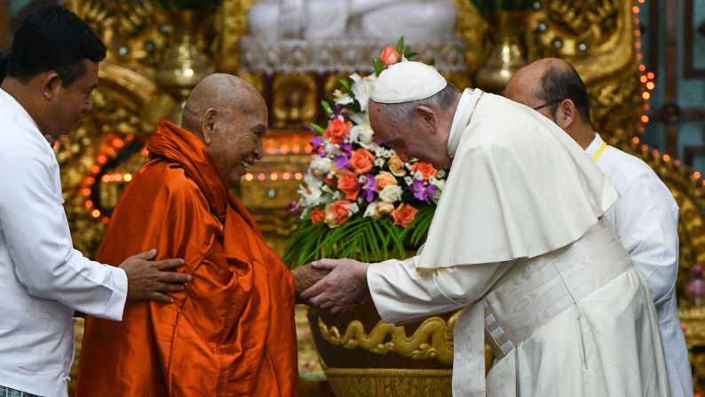 The Pope meets with Bhaddanta Kumarabhivasma, chairman of the State Sangha Maha Nayaka Committee, in Yangon on November 29.