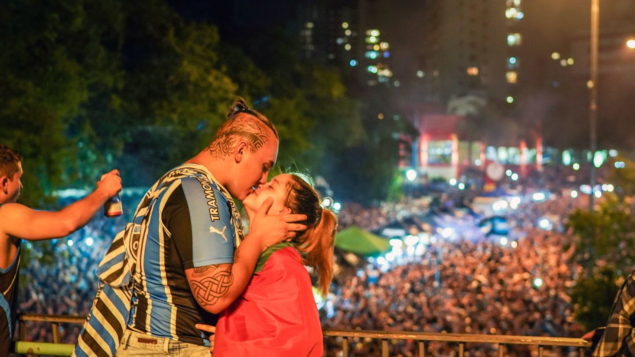 A couple celebrate Gremio winning the Copa Libertadores.