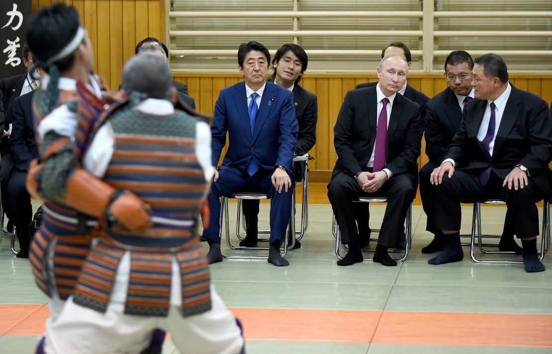 Vladimir Putin and Shinzo Abe attended a demonstration at the Kodokan in 2016.