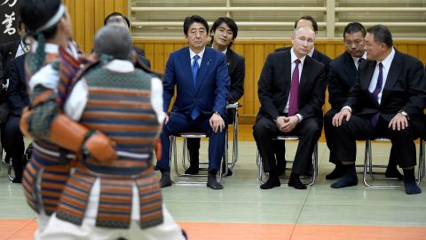Vladimir Putin and Shinzo Abe attended a demonstration at the Kodokan in 2016.