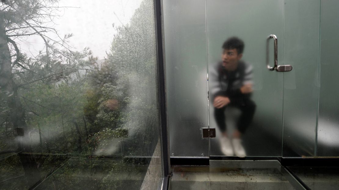 Some 68,000 toilets have been built in tourist sites around China since the launch of the "toilet revolution" in 2015. But we aren't sure if this glass-walled public toilet in Shiyan Lake scenic area, Changsha, is very practical.