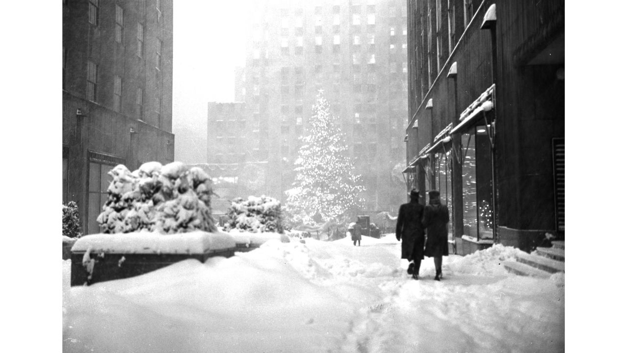 <strong>1947:</strong> A few hardy pedestrians make their way through snow drifts after one of the city's heavier New York winter storms. 