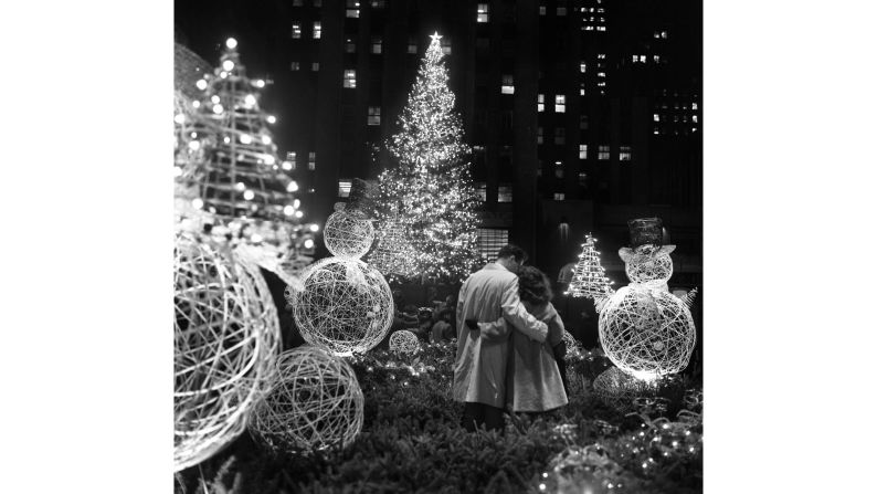 <strong>1962:</strong> A couple is entranced by the beauty of the scene after the traditional lighting of the tree.