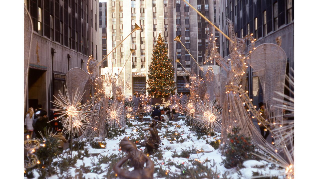 <strong>1969:</strong> In living color! Angel decorations line the way from Fifth Avenue toward the ice skating rink and Christmas tree.