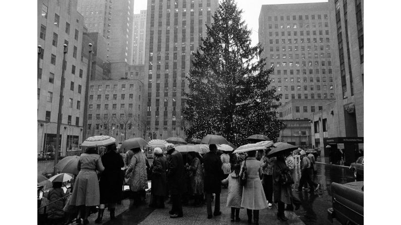 <strong>1983:</strong> Tourists armed with umbrellas are not repelled by a steady downpour as they make the rounds.