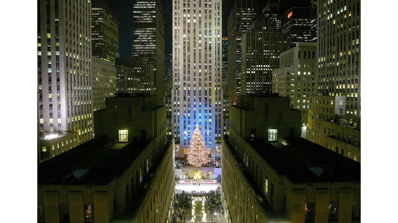 <strong>2002:</strong> A 76-foot Norway spruce from Bloomsbury, New Jersey, is illuminated with 30,000 lights.