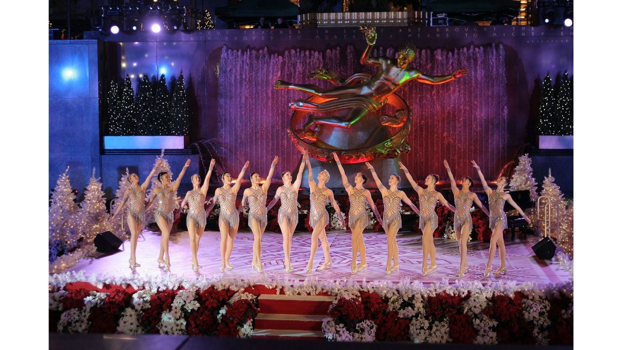 <strong>2007: </strong>The Radio City Rockettes perform the tree-lighting ceremony.