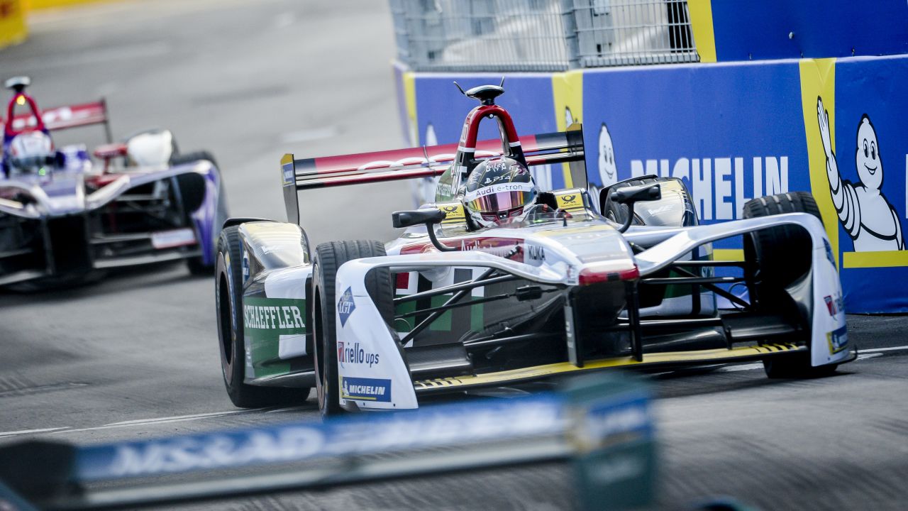 Audi Sport ABT Schaeffler team driver Daniel Abt (C) of Germany takes a corner during the Formula E motor racing championship in Hong Kong on December 2, 2017. / AFP PHOTO / ISAAC LAWRENCE        (Photo credit should read ISAAC LAWRENCE/AFP/Getty Images)