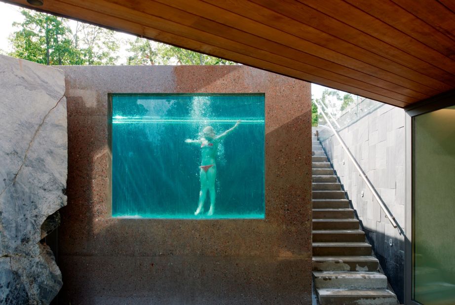 Designed by Stockhom based studio DAPstockholm, the pool's surface sits on the deck of the upper ground level, meaning visitors entering on the floor below have this amazing view on their arrival. 