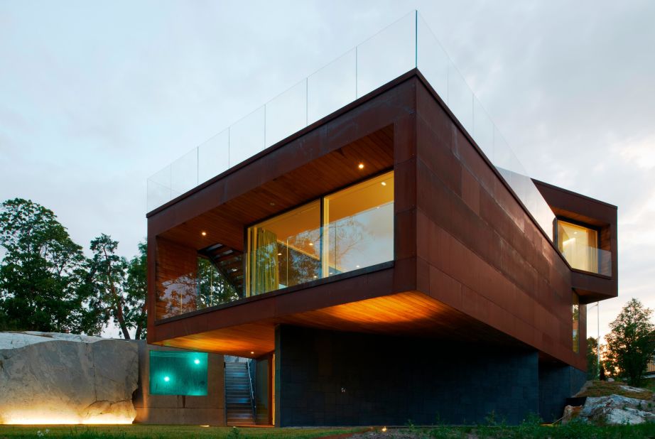 The Villa Midgard in Sweden offers its residents an infinity pool made from dark concrete. 