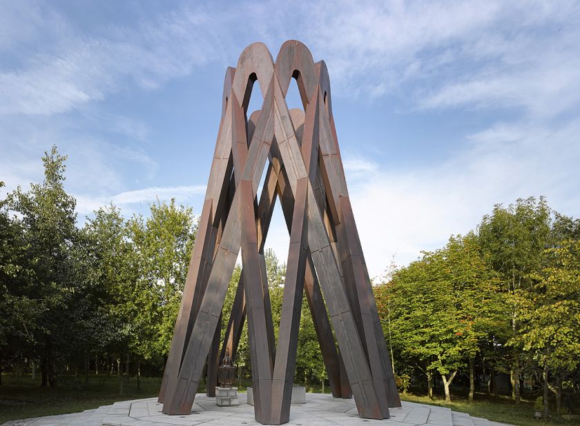 Built in memoriam for Iranian philosopher Javad Nurbakhsh, this copper coating sculpture sits in the English countryside. 