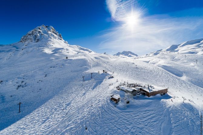 <strong>Open slopes: </strong>The wide bowl of the Bellevarde sector offers a series of cruisey pistes with links over to the Tignes ski area.