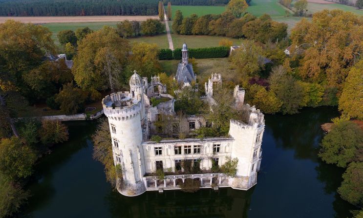<strong>Beautiful ruins</strong>: La Mothe-Chandeniers is a romantic French château straight out of a storybook -- but it's been abandoned for a while.