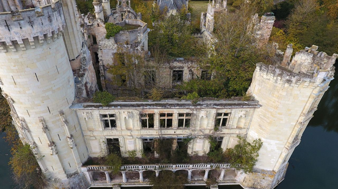<strong>Future steps:</strong> The supervisors start assessing what repairs need to be done in the coming weeks. "The next step is to finally get the key of the castle and then organize the entry of thousands of co-owners," says Delaume.