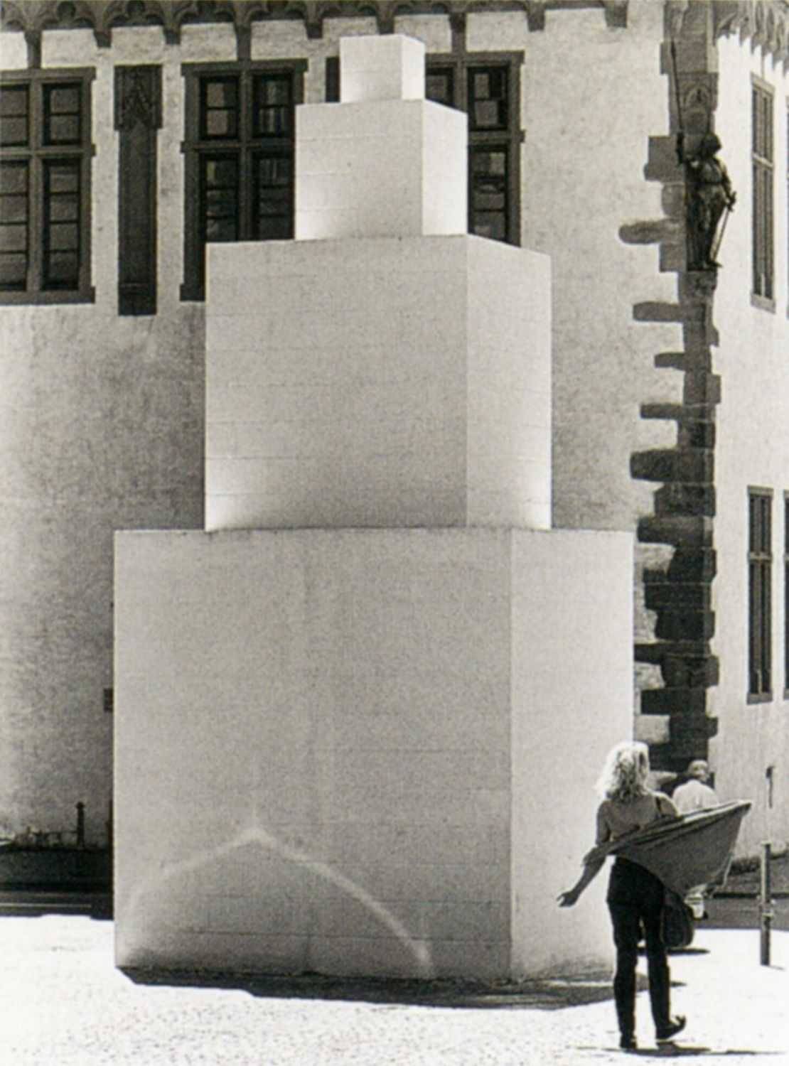 "Tower" (1990) by Sol LeWitt, on view in Frankfurt