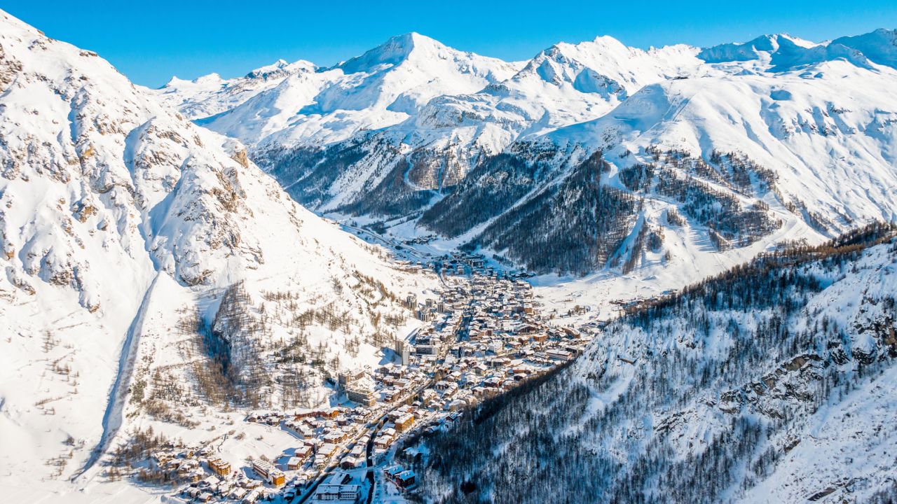 The ski area stretches from the Italian border to the top of the Grande Motte glacier in Tignes.