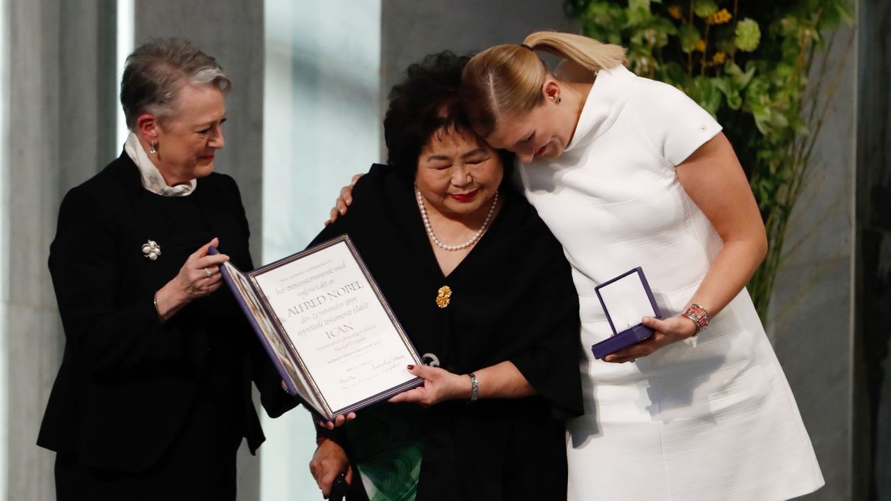 Berit Reiss-Andersen (L), chairperson of the Norwegian Nobel Committee, hands over the 2017 Nobel Peace Prize to Beatrice Fihn (R), leader of ICAN (International Campaign to Abolish Nuclear Weapons), and Hiroshima nuclear bombing survivor Setsuko Thurlow (C) during the award ceremony of the 2017 Nobel Peace Prize at the city hall in Oslo, Norway, on December 10, 2017.
The Nobel Peace Prize is awarded to the International Campaign to Abolish Nuclear Weapons (ICAN), as its representatives warn of "an urgent threat" over US-North Korea tensions.