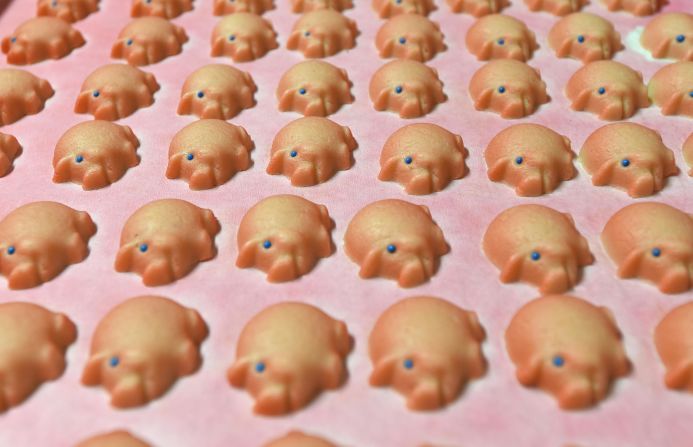 Cute little piglets made of fresh marzipan are a tradition in Germany and Austria. 