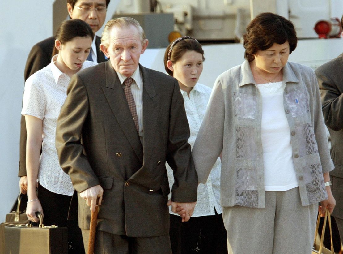 Former US soldier Charles Robert Jenkins arrives in Tokyo International Airport with his wife, Hitomi Soga and North-korea born daughters Mika (back L) and Brinda (2nd R) in July 2004.  
