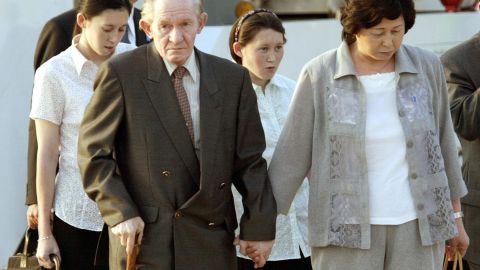 Former US soldier Charles Robert Jenkins arrives in Tokyo International Airport with his wife, Hitomi Soga and North-korea born daughters Mika (back L) and Brinda (2nd R) in July 2004.