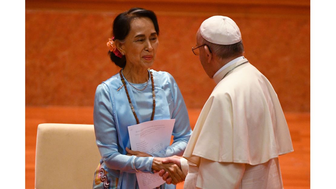 Pope Francis (R) shakes hands with Myanmar's Aung San Suu Kyi during an event in Naypyidaw.