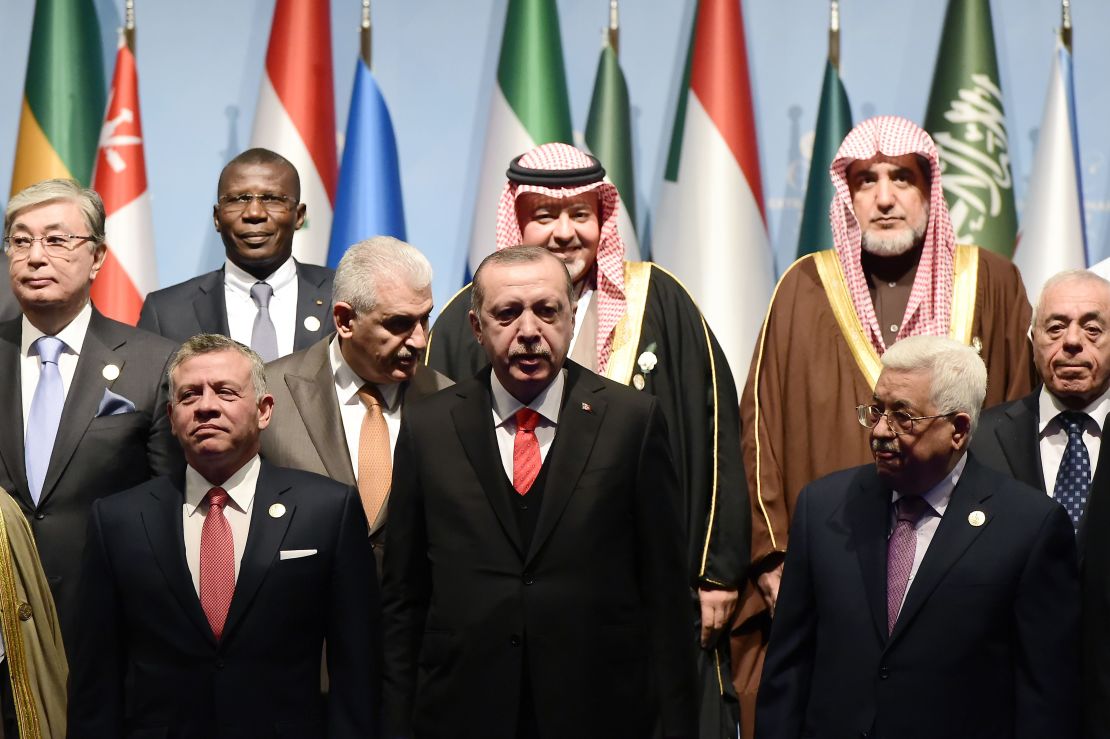 Turkish President Erdogan (front row, C) and Palestinian Authority President Abbas (front row, R) with other leaders at the OIC summit