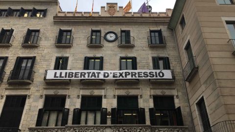 The Girona City Hall bears a banner reading "Freedom of Expression" in Catalan.