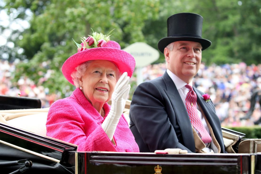 Queen arrives at Ascot