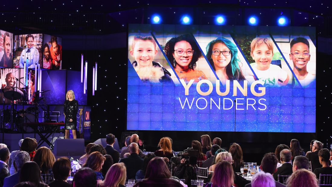 Kelly Ripa introduces the first of five Young Wonder honorees.