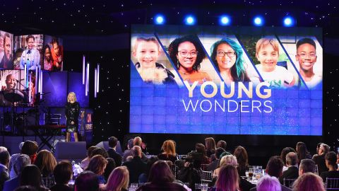 Kelly Ripa introduces the first of five Young Wonder honorees.