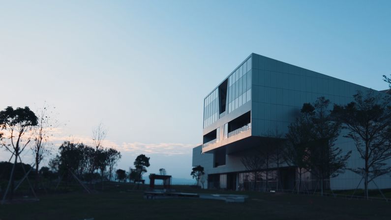 Surrounded by spectacular sea views, the museum is a collaboration between the V&A and China Merchants Skekou. Their Design Society aims to connect the design culture in China to the rest of the world. 