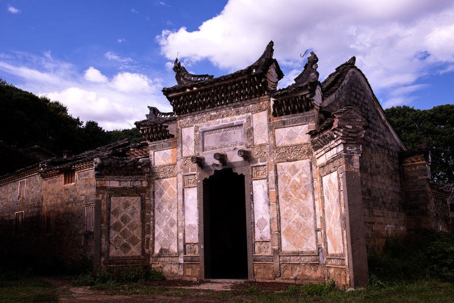 One of the ancient villas at its original site in Fuzhou. Chinese entrepreneur Ma Dadong used his own money to relocate 50 Ming and Qing dynasty villas, and 10,000 camphor trees, which faced destruction from Fuzhou to Shanghai.