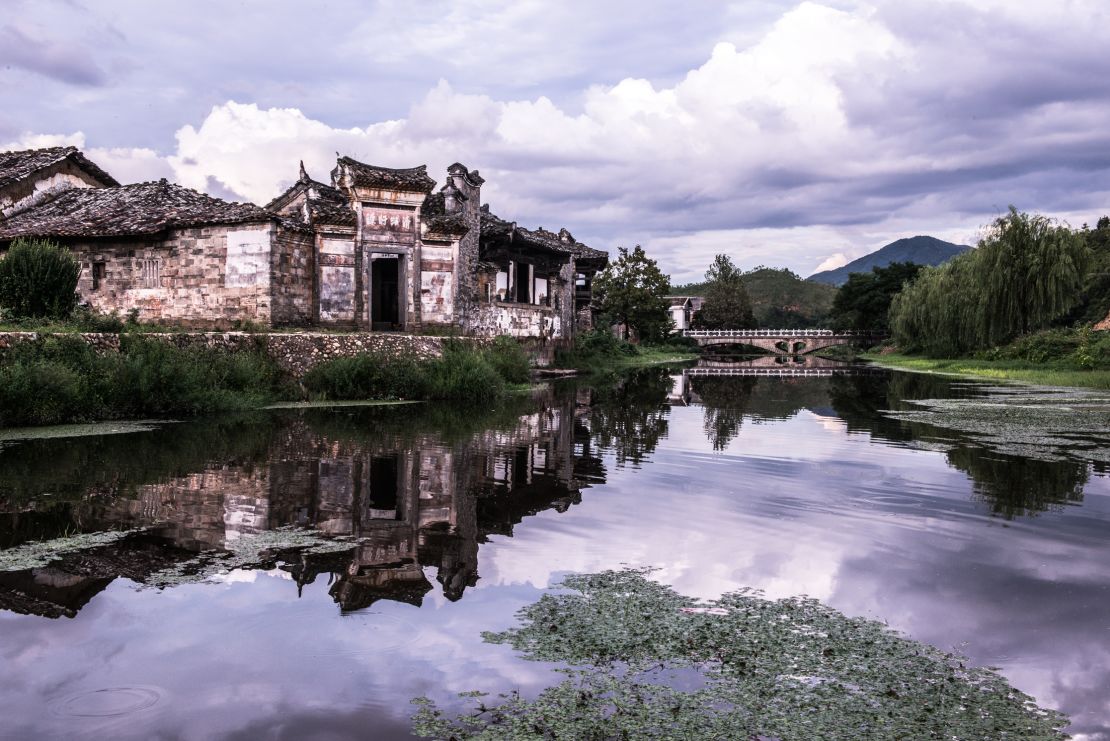 The village and trees in their original location in Fuzhou. 