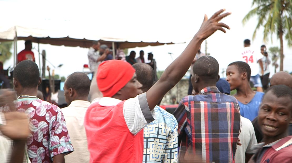 Prisoners dance as Lamboginny performs at the Kirikiri Prison