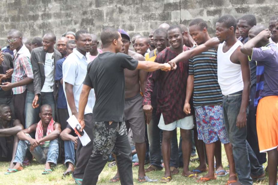 Lamboginny greeting prison inmates at Ikoyi Prison, Lagos just before his performance.