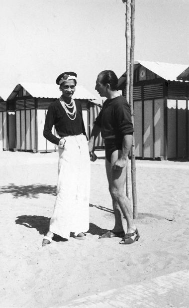 Coco Chanel with Duke Laurino of Rome on the Venice Lido. Paul Poiret described Chanel's elegantly restrained style as 'misérabilisme de luxe'.