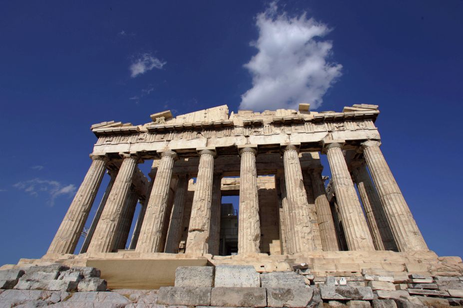 <strong>Acropolis:</strong> Greece's most iconic monument is a sacred rock devoted to the Goddess Athena, protector of Athens. It's a symbol of Greek Antiquity and one of the country's most impressive spots.