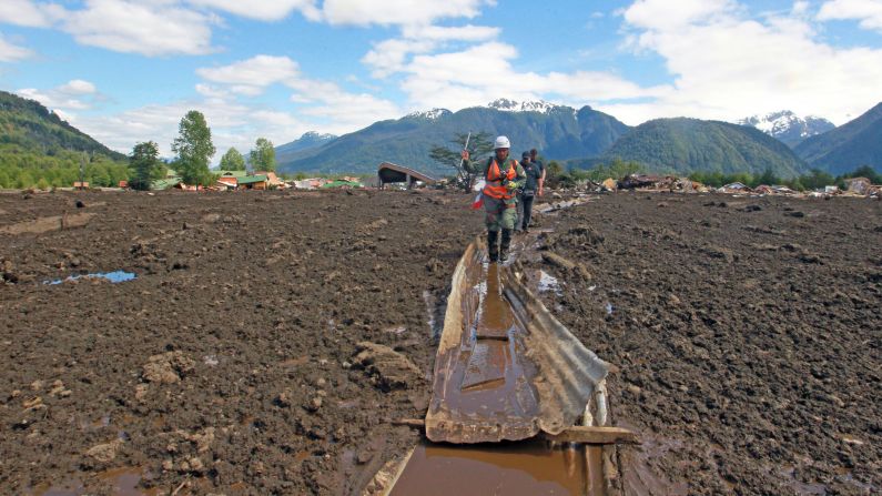 A rescue worker walks over mud in Villa Santa Lucia, near Chaitén in southern Chile, <a href="http://www.cnn.com/2017/12/17/americas/chile-landslide-intl/index.html" target="_blank">after a landslide</a> caused by heavy rains devastated the area on Monday, December 18. At least five people were killed and 15 are still missing after the landslide swept through the remote village, the country's president said.