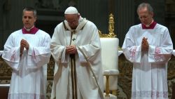 pope francis st peters basilica vatican christmas eve 02