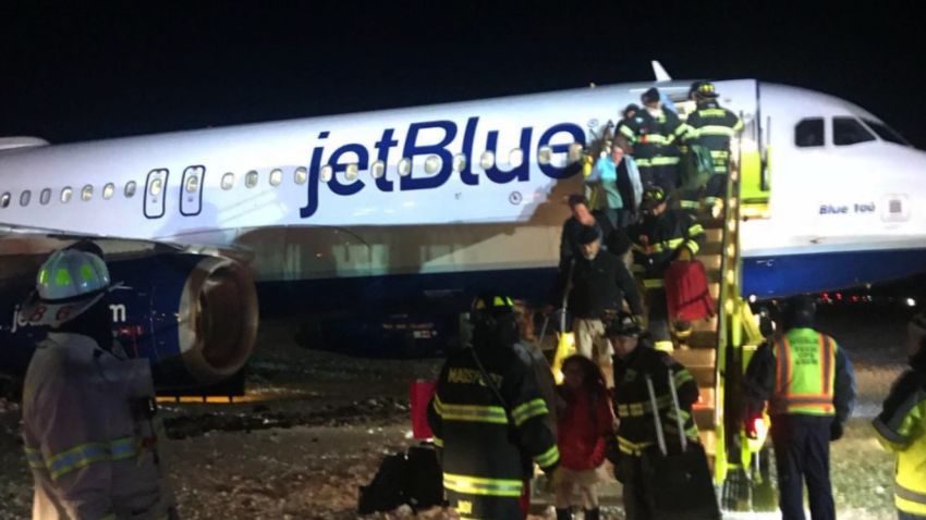 jetblue skids off taxiway
