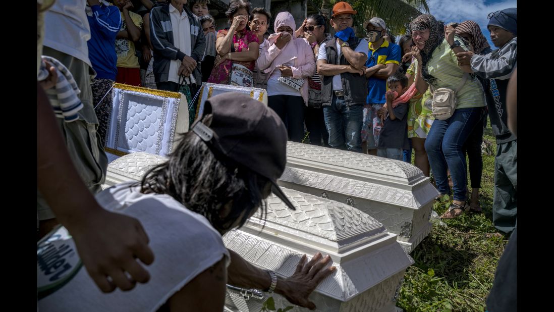 Family and friends on December 26 mourn those who perished during the onslaught of Tembin in Tubod, Lanao del Norte. Tembin swept the southern Philippines, leaving at least 208 people dead and 140 missing in landslides and flash floods. According to reports, over 70,000 villagers were displaced from their homes to emergency shelters while thousands more were left stranded in airports and seaports due to canceled flights and rough seas. 