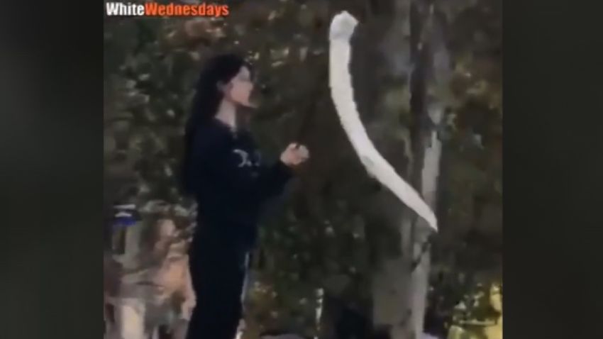 title: My Stealthy Freedom - ويديوي جديد دختري كه شال سفيدش را به چوب بسته و در هوا مي چرخاند #چهارشنبه_های_سفید This woman standing in a busy street without her headscarf and waving a white shawl has be... duration: 08:33:27 site: Twitter author: null published: Wed Dec 31 1969 19:00:00 GMT-0500 (Eastern Standard Time) intervention: yes description: null